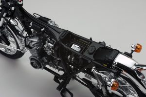 โมเดลประกอบ รถมอเตอร์ไซค์ Yamaha XV1600 Roadstar 1/12