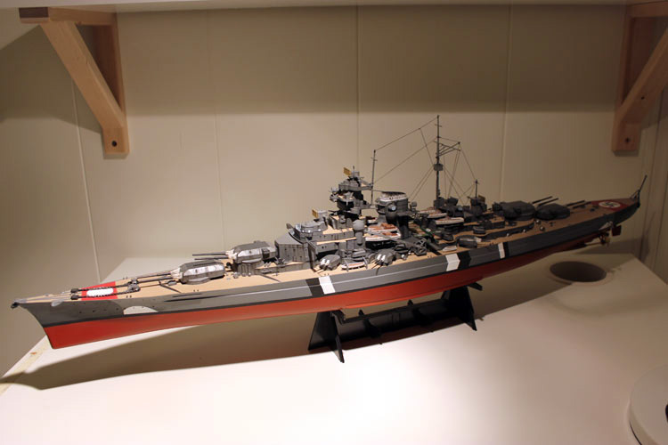 โมเดลเรือประจัญบานเยอรมัน Bismarck 1/350