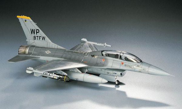 โมเดลประกอบเครื่องบิน Hasegawa F-16B PLUS FALCON 1 : 72