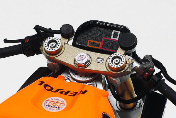 ขุดแต่งเสิมโลหะ โมเดลรถมอเตอร์ไซค์ Repsol Honda RC213V 2014 1/12
