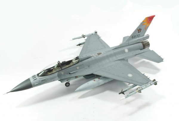 โมเดลเครื่องบิน บ.ข.19ก. F-16B Bloack 20 (ROCAF) 1/32