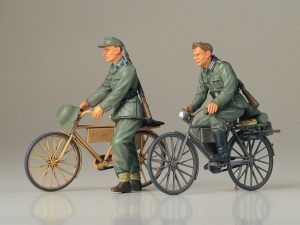 โมเดลฟิกเกอร์ GERMAN SOLDIERS WITH BICYCLES 1/35