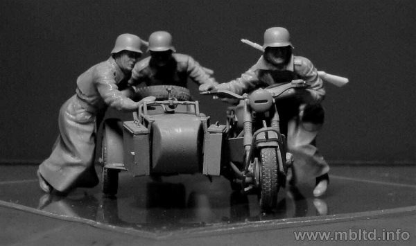 MB35178 GERMAN MOTORCYCLISTS WWII ERA 1/35